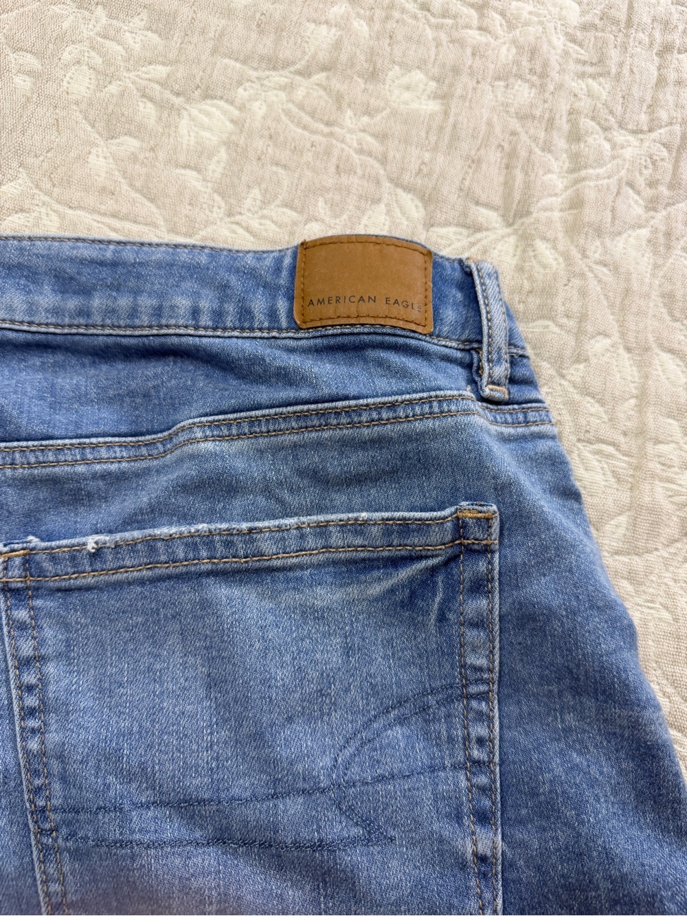 American Eagle Women's Low Rise Baggy Denim Shorts
Size 14 Soft Stretch - Picture 9 of 13
